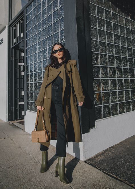 Army Green Outfit, Mantel Styling, Mantel Outfit, Green Trench Coat, Trench Coat Outfit, Green Boots, Green Outfit, Coat Outfits, Inspired Outfits