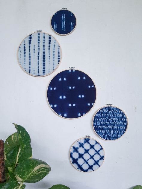 Shibori art Loop Embroidery, Shibori Design, Shibori Diy, Fabric Dyeing Techniques, Indian Room Decor, Fabric Wall Decor, Embroidery Hoop Wall, Shibori Pattern, Embroidery Hoop Wall Art