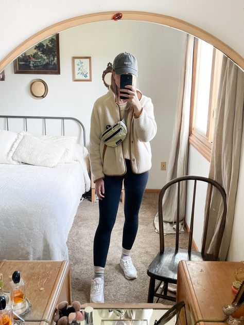 Casual Laid Back Outfits, Birkenstock Clog Outfit, Karin Emily, Frozen Shop, Birkenstock Boston Outfit, Blundstone Style, Emily Style, Clog Outfit, Boston Outfits