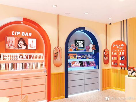 Booth Counter Design, Colorful Retail Store, Colorful Retail Design, Gift Store Design, Slat Wall Retail, Beauty Space, Cosmetics Store, Retro Shop, Exhibition Booth Design