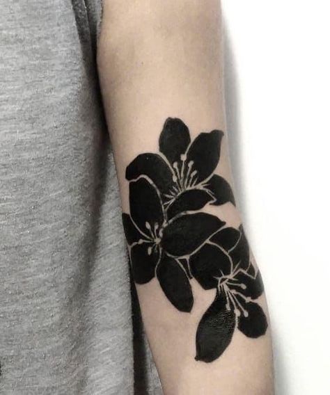 Dark Cover Up Tattoos For Women, Tattoo Cover Up Ideas For Women Arm, Cover Up Tattoo Designs For Women, Dark Cover Up Tattoos, High Contrast Tattoo, Big Cover Up Tattoos, Tattoo Coverups, Blast Over Tattoo, Flower Cover Up Tattoos