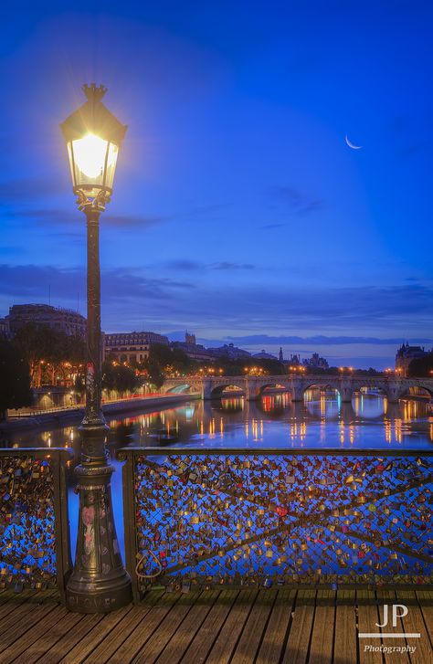 Pont Des Arts Paris, Wallpaper Travel, Beautiful Paris, Paris Photo, Paris City, Blue Hour, A Bridge, Oh The Places Youll Go, France Travel