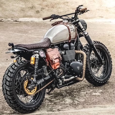 Cafe Racers | Modern Classics🏍 shared a photo on Instagram: “Incredible built👌 ⇩ ⇩ ⇩  Tag us to be feautured🤘 Follow @caferacerride for daily images  Photo by…” • See 456 photos and videos on their profile. Triumph Cafe Racer, Triumph Bikes, Мотоциклы Cafe Racers, Indian Motorcycles, Moto Vintage, Scrambler Motorcycle, Ducati Scrambler, Vespa Vintage, Motorcycle Types