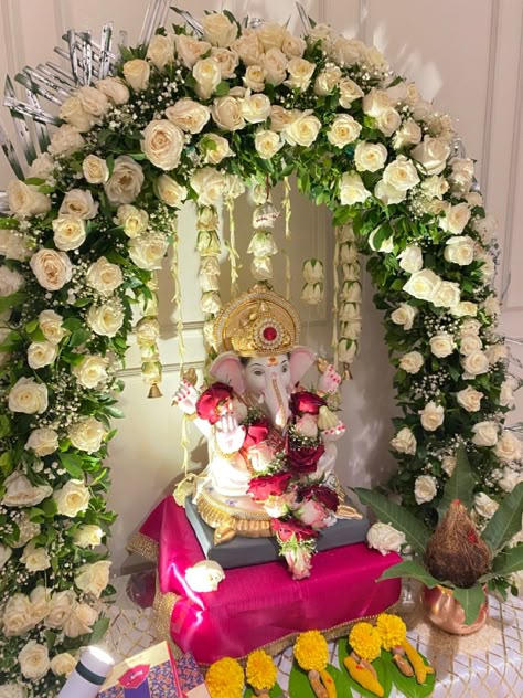 Ganapati Backdrop Decoration, Ganesh Sthapna Wedding, Floral Ganpati Decoration, Ganpati Decoration At Home Unique Theme, Ganesha Flower Decoration, Ganesh Backdrop Decoration, Ganpati Flower Decoration, Ganeshji Decoration, Unique Ganpati Decoration Ideas