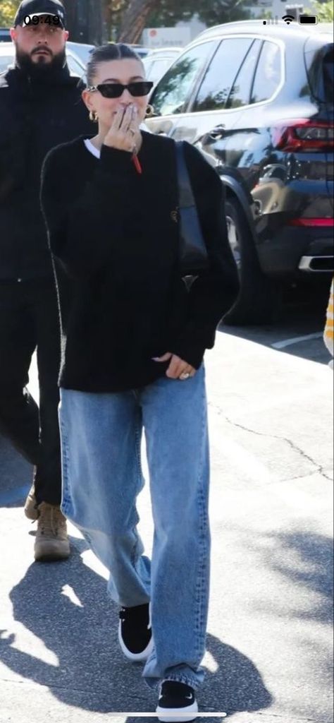 Model Off Duty Style 90s Fall, Cozy Road Trip Outfit, Black Knit Sweater Outfit, Hailey Bieber Winter Outfits, Recession Core, 90s Normcore, Fits Trendy, Low Rise Jeans Outfit, Cute Summer Clothes