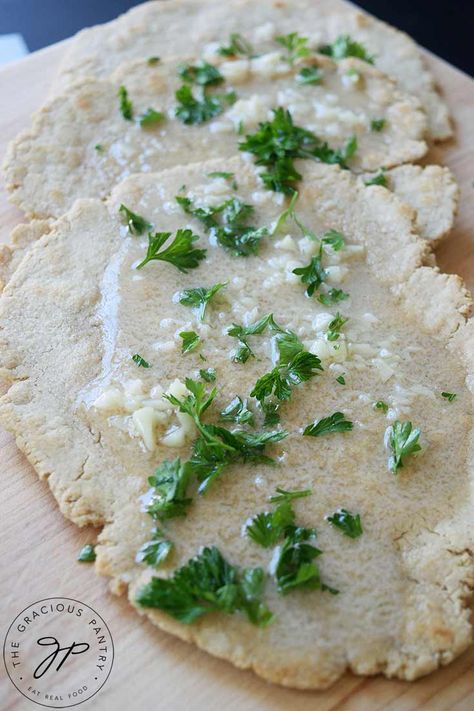 Oat Flour Flatbread, Flatbread Toppings, Yogurt Flatbread, Healthy Flatbread, How To Make Oats, Flatbread Recipe, Lentil Dishes, Flatbread Recipes, Gluten Free Oats