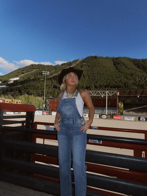 Overalls, cowboy hat, rodeo outfit, western Overalls Cowgirl Outfit, Jackson Hole Rodeo Outfit, Jackson Hole Rodeo, Fit Moodboard, Cowgirl Summer, Rodeo Outfit, Outfit Western, Texas Western, Usa Decor