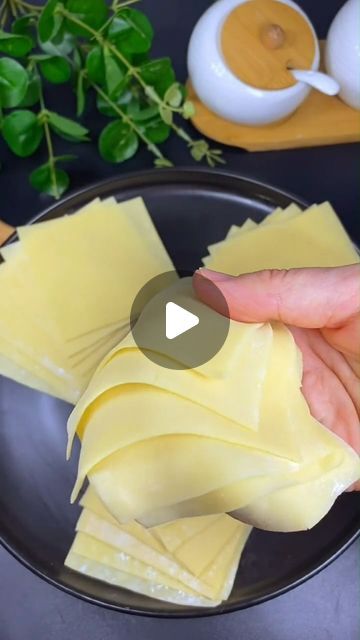 Wonton Wrappers Ideas, Wonton Dessert Recipes Baked, How To Make Wonton Wrappers, Cream Cheese Wonton Recipes, Making Wontons, Won Ton Wraps, How To Fold Wontons, How To Make Wontons, Wonton Wraps