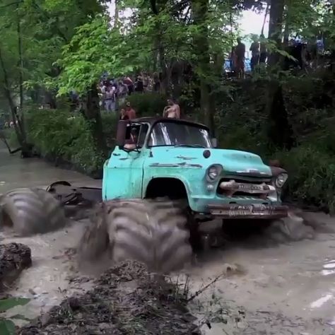 Trucks Mudding, Truck Accessories Chevy, Mudding Trucks, Diesel Rat Rod, Offroad Trucks 4x4, Truck Accessories Diy, Monster Truck Videos, Truck Videos, Roadtrip Photography