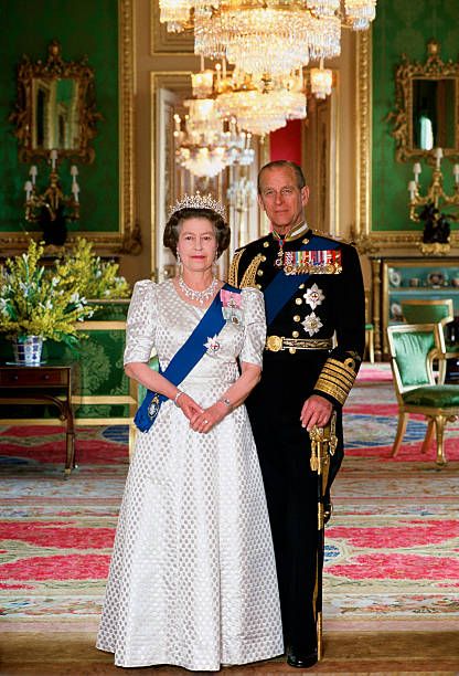 The Queen And Prince Philip In The Green Room At Home In Windsor Castle Ducesa Kate, Prince Philip Queen Elizabeth, Princesa Margaret, Elizabeth Queen, Princesa Elizabeth, Royal Gowns, Elizabeth 2, Queen Elisabeth, Rainha Elizabeth Ii