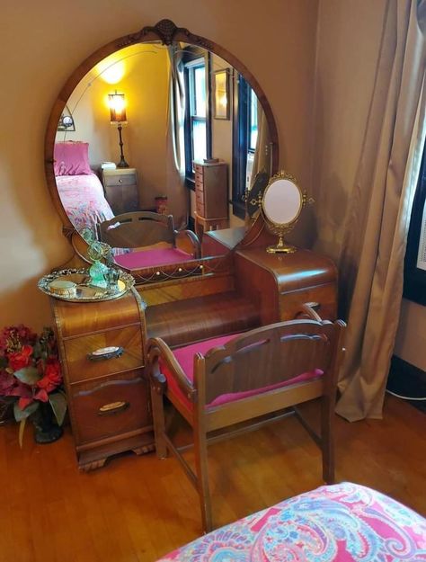 Small Retro Bedroom, 70s Dressing Room, Room Organiser, 1930s Bedroom, 70s Vanity, Organiser Ideas, 1950s Vanity Table, 1930 Vanity With Mirror, 1930s Vanity With Mirror