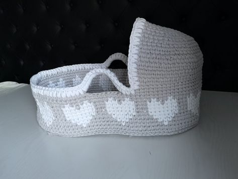 I heart you moses basket FREE pattern – Swecraftcorner Crochet Baby Moses Basket Free Pattern, Crochet Baby Nest, Baby Moses Basket, Crochet Basket Pattern Free, Baby Baskets, Baby Crochet Patterns Free, Moses Basket, Crochet Basket Pattern, Crochet Bebe