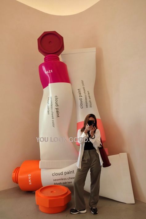 glossier la
glossier
mirror selfie
aesthetic
mirror selfie aesthetic Glossier Mirror, Glossier Pop Up, Brand Pop, Salon Suites, Experiential Marketing, Street Marketing, Guerilla Marketing, Pop Display, Event Activities