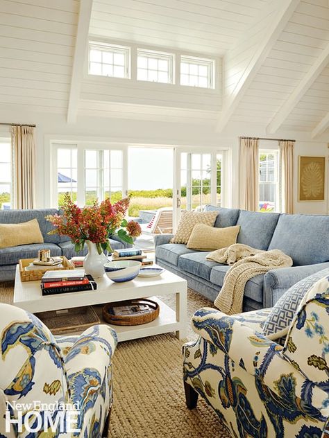 Decor Living Room Table, New England Interior, New England Style Homes, Nantucket House, Aesthetic Home Decor Ideas, Nantucket Home, Shingle Style Homes, Table Decoration Ideas, New England Home