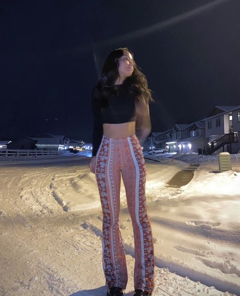 Latinas In Flare Pants, The Forbidden Pants Outfit, Forbidden Pants Outfit Ideas, Forbidden Leggings Outfit, Boho Flare Pants, How To Style Forbidden Pants, Latina Flare Leggings, Forbbiden Pants Latina, Bell Bottom Leggings Outfit