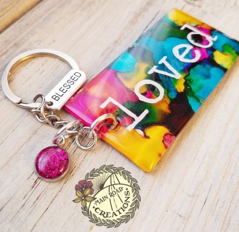 Acrylic Keychain Painting Ideas, Alcohol Ink Keychain, Love Keychain, Cricut Monogram, Acrylic Keychains, Diy Resin Art, Diy Keychain, Diy Resin Crafts, Dot Art Painting