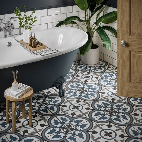 Patterned Bathroom Floor, Patterned Bathroom, Makeover Kamar Mandi, Patterned Bathroom Tiles, Victorian Bathroom, Bathroom Design Trends, Cottage Bathroom, Patterned Floor Tiles, Bathroom Inspiration Decor