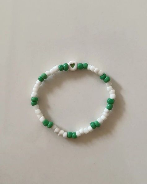 Ideas Para Hacer Pulseras, White Beaded Bracelets, Simple Beaded Bracelets, Diy Beaded Rings, Cute Friendship Bracelets, Bracelets For Boyfriend, Beautiful Beaded Bracelet, Diy Bracelets Tutorials, Pretty Jewelry Necklaces