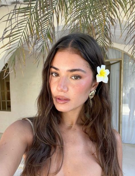 Sun Set Makeup Look, Selfies With Flowers, Vanilla Antique, Beach Selfie, Pose Fotografi, Beach Photography Poses, Island Girl, Summer Makeup, Insta Photo Ideas