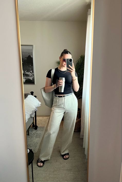 Trousers And Birkenstock Outfit, Black Birkenstock Arizona Outfit, Arizona Sandals Outfit, Outfit With Birkenstocks Sandals, Black Arizona Birkenstocks Outfits, Birkenstock Outfit Black, Women Birkenstock Sandals Outfits, Outfits With Birkenstocks Sandals, Birkenstock Outfit Sandals