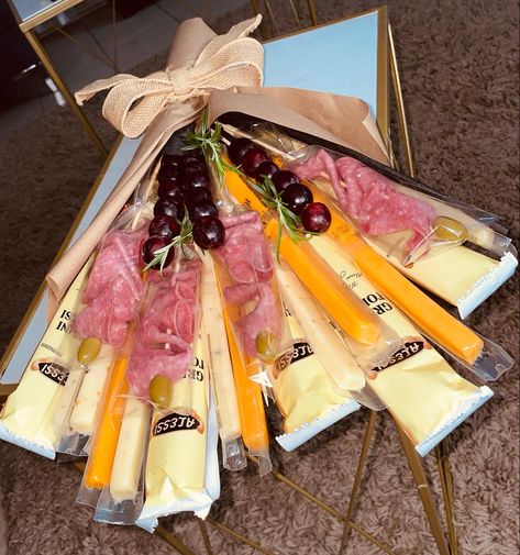 A unique way to gift someone charcuterie delights to someone you love. This bouquet had bread sticks, cheese sticks, salami, olives, grapes, and rosemary. Salami Bouquet, Cheese Bouquet, Charcuterie Bouquet, Man Bouquet, Bread Sticks, Bouquet Gift, Cheese Sticks, Bad Food, Breadsticks