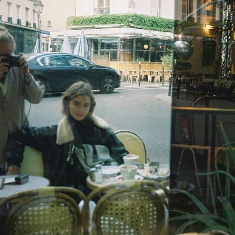 Sophie Linnemann on Instagram: “Favorite parisian girl, at my favorite place in Paris” Parisian Vibes Aesthetic, Paris On Film, Vintage Paris Aesthetic, Paris Film, Paris Life, Aesthetic Paris, Jardin Des Tuileries, Parisian Life, Paris Vintage