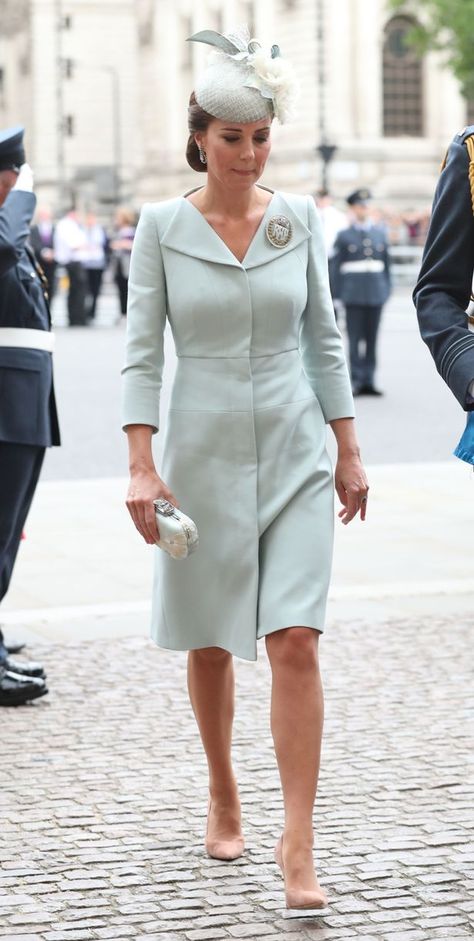 Kate Middleton Fascinator Outfit, Kate Middleton Coat Dress, Kate Middleton Fascinator, Dress For Princess, Moda Kate Middleton, Kate Middleton Hats, Coat Dresses, Kate Middleton Style Outfits, Düşes Kate