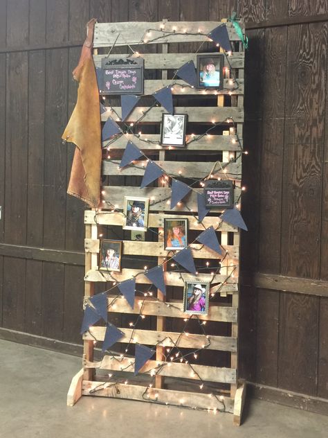 Pallet Memory Board, Wooden Pallet Photo Display, Diy Pallet Picture Display, Pallet Party Decor, Pallet Photo Display Graduation, Pallet Graduation Display, Graduation Pallet Ideas, Pallet Backdrop Graduation, Pallet Photo Board