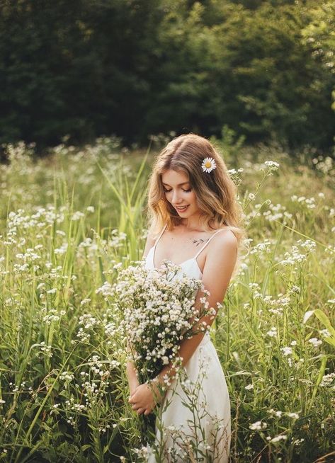 Recruitment Photoshoot, 16 Photoshoot, Nature Shoot, Christmas Hairstyle, Senior Photoshoot Poses, Summer Senior Pictures, Outdoor Portrait Photography, Senior Photography Poses, Spring Photoshoot