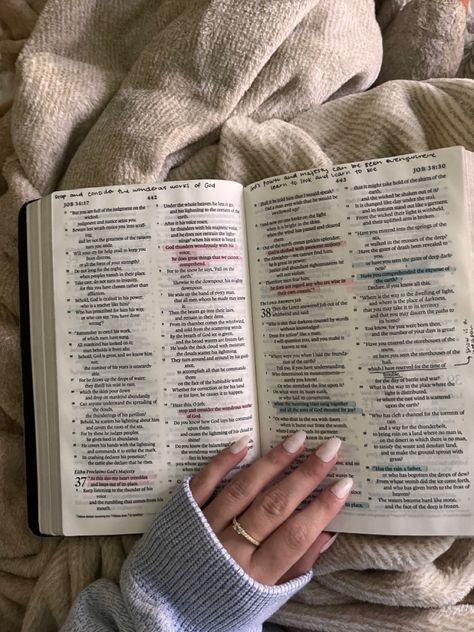 Women Reading Bible Pictures, Bible Girl Aesthetic, Reading Bible Aesthetic, Studying Girl, Aesthetic Bible, Open Bible, Study Scripture, Bible Pictures, Christian Things