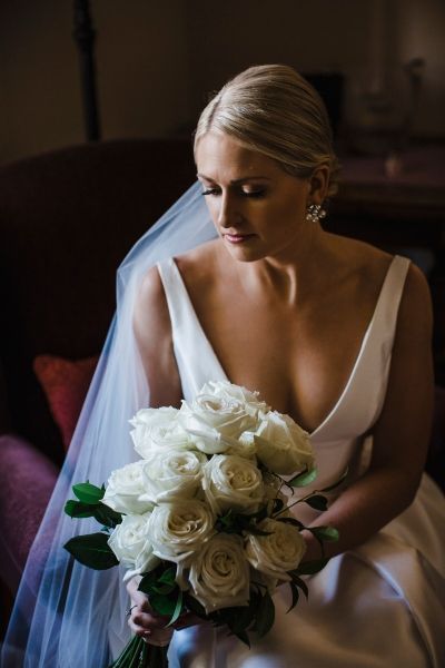 🤵🧡👰 Wedding & Engagement 🌹 #elegantweddingideas 📷 Photography | 📸 Photo Ideas 🧡 Long Stem Rose Bouquet, White Rose Bridal Bouquet, Long Stem Rose, White Rose Bouquet, Wedding Floral Centerpieces, White Bridal Bouquet, Dresses Classy, Dresses Modest, Modest Wedding