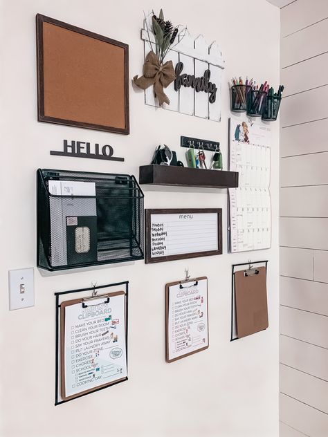 Memo Wall Ideas, Planning Wall Ideas, Command Center Wall Ideas, Wall Organizer Ideas, Küchen Diy, Kitchen Command Center Wall, Command Board, Desk Wall Organization, Command Center Wall