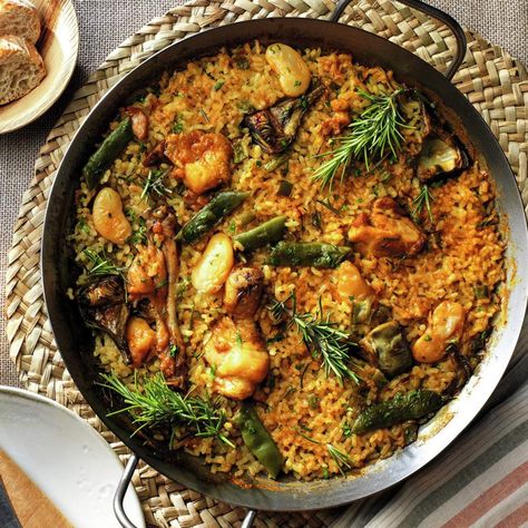 La paella típica valenciana con conejo, pollo y judías Paella Valenciana