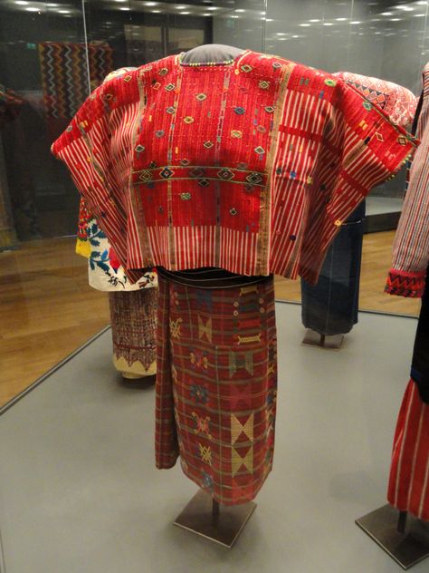 Mayan #clothing Staatliches Museum Guatemala Clothing, Mayan Dress, Mayan Clothing, Guatemalan Clothing, Mayan Textiles, Mayan People, Maya Civilization, Maya Art, Textile Museum