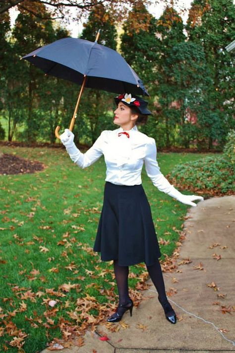 Mary Poppins Hand sewn black felt hat, adorned with handmade fabric flowers. Mary Poppins Kostüm, Carnaval Costumes, Up Halloween Costume, Disney Mary Poppins, Costume Box, Diy Group Halloween Costumes, Mary Poppins Costume, Dress Up Halloween, Disney Costume