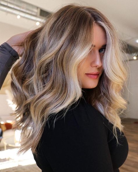 Blonde Balayage Highlights and White Money Piece White Money Piece, Shades Of Blonde Hair Color, Shades Of Blonde Hair, Balayage Hair Ideas, Blonde Balayage Hair, Platinum Blonde Balayage, Blonde Balayage Highlights, Blonde Tips, Ash Blonde Balayage