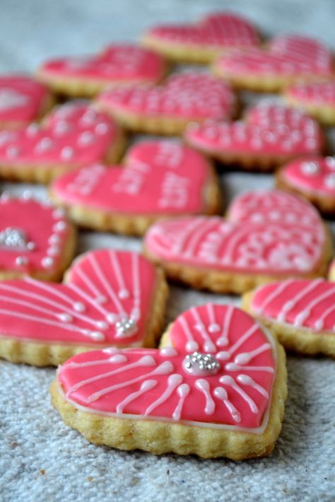 Iced Sugar Cookies - eggless and no refrigeration (Gayathri) Eggless Cookies, Glaze Icing, Fructose Free, Cookies Decoradas, Eggless Recipes, Iced Sugar Cookies, Sugar Icing, Sticky Fingers, Sugar Cookies Recipe