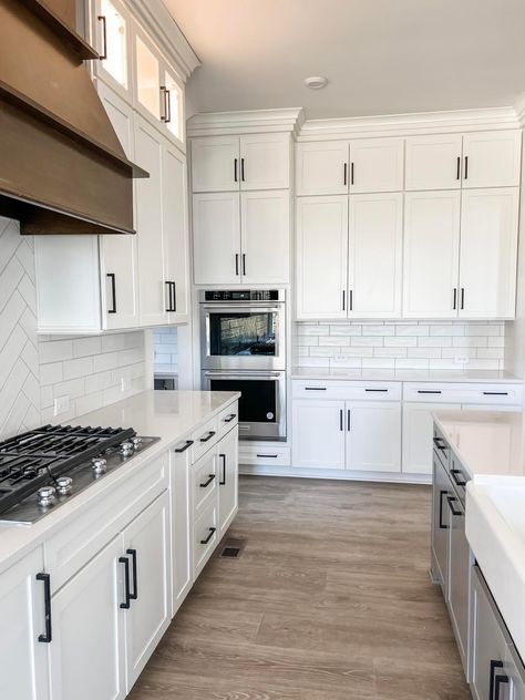 White Kitchen Cabinets With Black Pulls Hardware, White Kitchen Black Fixtures, White Kitchen With Stainless Appliances, Industrial White Kitchen, White Kitchen Black Hardware, Kitchen Remodel White Cabinets, White Cabinets Black Hardware, Black Hardware Kitchen, Solo Apartment