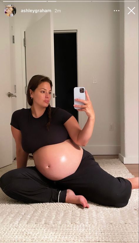 Pregnant Ashley Graham, Low Pregnant Belly, Ashley Graham Pregnancy Outfits, Chubby Pregnant Women, Fat Pregnant Women, Midsize Pregnancy, Curvy Pregnancy Fashion, Gigi Hadid Pregnant, Pregnancy Fits