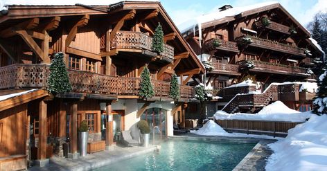 An opulent, old-school Four Seasons ski hotel opens in Megève. Alpine Hotel, Ski Hotel, Hotels In France, Mountain Hotel, Winter Resort, Piscina Interior, Romantic Hotel, Ski Chalet, Hotel Boutique