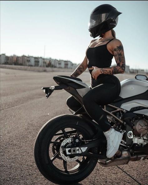 Sport Bike Rider, Outfit Ideas For Plus Size, Motorcycle Photo Shoot, Comfy Outfit Ideas, Outfit Ideas Plus Size, Biker Photos, R15 V3, Female Motorcycle Riders, Biker Photography