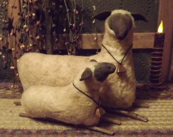 Primitive Mother Sheep and Lamb Primitive Sheep, Primitive Christmas Decorating, Sheep Crafts, Sheep Art, Basic Sewing, Baby Lamb, Sheep And Lamb, The Lamb, Primitive Folk Art