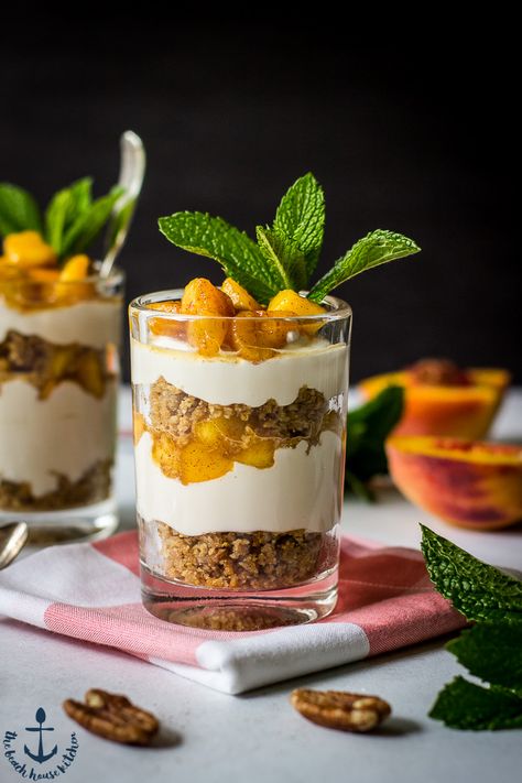 Peach Praline No-Bake Cheesecake Parfaits Peach Dish, Praline Cheesecake, Mini Desert, Peach Parfait, Beach House Kitchen, Dessert Mini, Cheesecake Parfaits, Summertime Recipes, Events Ideas