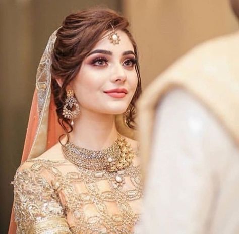 Pretty Bride भारतीय दुल्हन संबंधी, Pakistani Bridal Hairstyles, Bridal Hairstyle Indian Wedding, Pakistani Bridal Makeup, Engagement Hairstyles, Bridal Hairdo, Bridal Hair Buns, Bridal Outfit, Indian Bridal Hairstyles