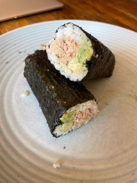 Sushi Aesthetic Tuna Sandwich, Pretty Meals Aesthetic, Tuna Sandwich Aesthetic, Tuna Aesthetic, Sushi Healthy, Avocado Sushi, Lunch Aesthetic, Yummy Sushi, Sushi Recipe