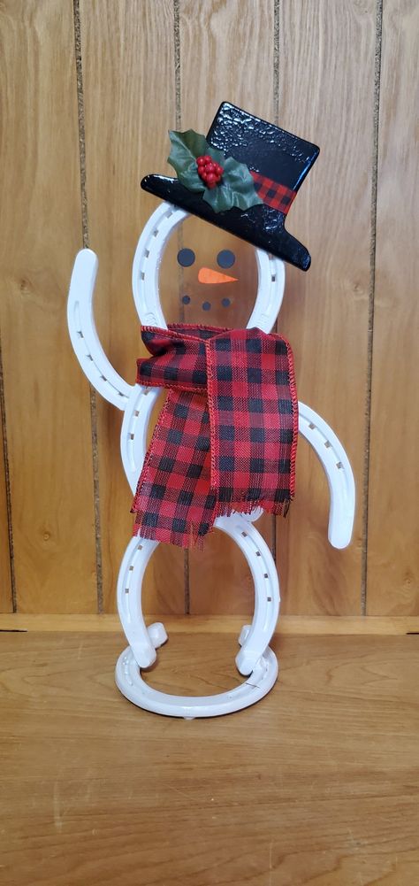 Christmas Horseshoe Crafts, Horseshoe Snowman, Horseshoe Gifts, Horseshoe Crafts Projects, Horseshoe Projects, Auction Ideas, Horseshoe Crafts, Horse Shoes, Metal Working Projects