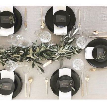 Wedding table settings black plates 40 Ideas Black Wedding Table Setting, Dinner Table Set Up, Dinner Party Table Settings, Sarah Sherman, Xmas Table, Sarah Sherman Samuel, Black Dinner, Dinner Party Table, Party Table Settings