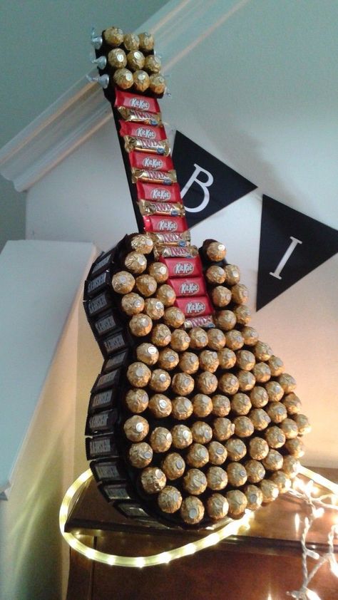 Chocolate Box Ideas Gift, Candy Guitar Diy, Chocolate Guitar Diy, Chocolate Guitar, Candy Guitar, Guitar Cakes, Festa Rock Roll, Homemade Guitar, Chocolate Bouquet Diy