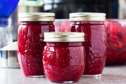 Freezer Jam, Pickles and Pesto: 5 Easy Ways to Save Summer's Bounty - ParentMap Canning Fruit, Canned Fruit, Berry Jam, Home Canning, Fruit Jam, Homemade Jam, Frozen Fruit, Raspberry Jam, Jam Recipes