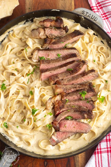 Made all in one skillet and ready in under 30 minutes, this rich, meaty, and lucious Steak Alfredo Pasta recipe is the absolute best. Pasta To Go With Steak, Steak Spaghetti Recipes, Cheesy Steak Pasta, Pasta And Steak Recipes, Creamy Steak Fettuccine Recipe, Steak And Pasta Dinner, Steak Recipes Pasta, Steak And Alfredo Pasta, Steak Pasta Recipes Alfredo